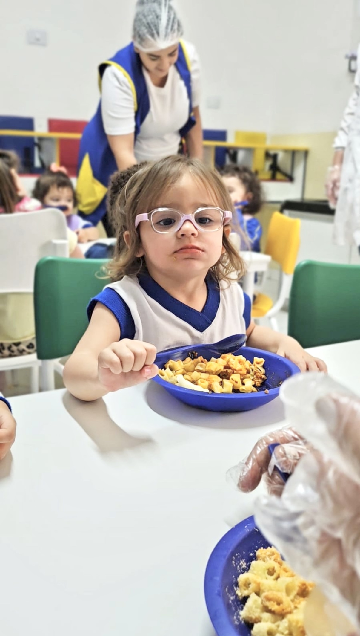 Criança durante refeição acompanhada na escola