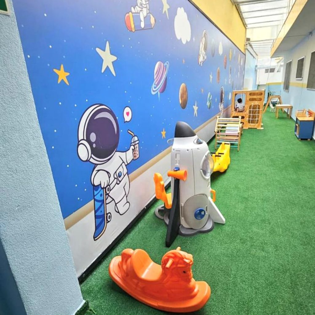 Área externa com brinquedos e espaço para movimento