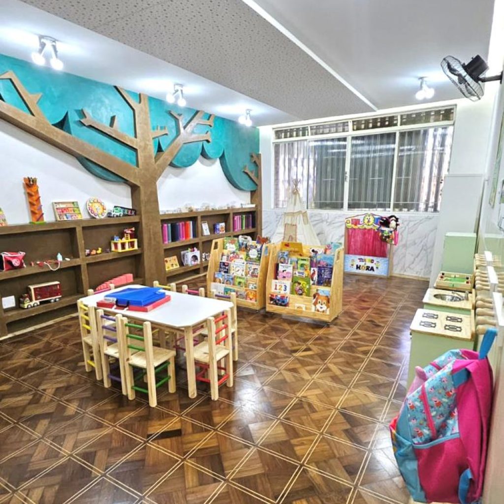Sala de atividades com materiais ao alcance das crianças